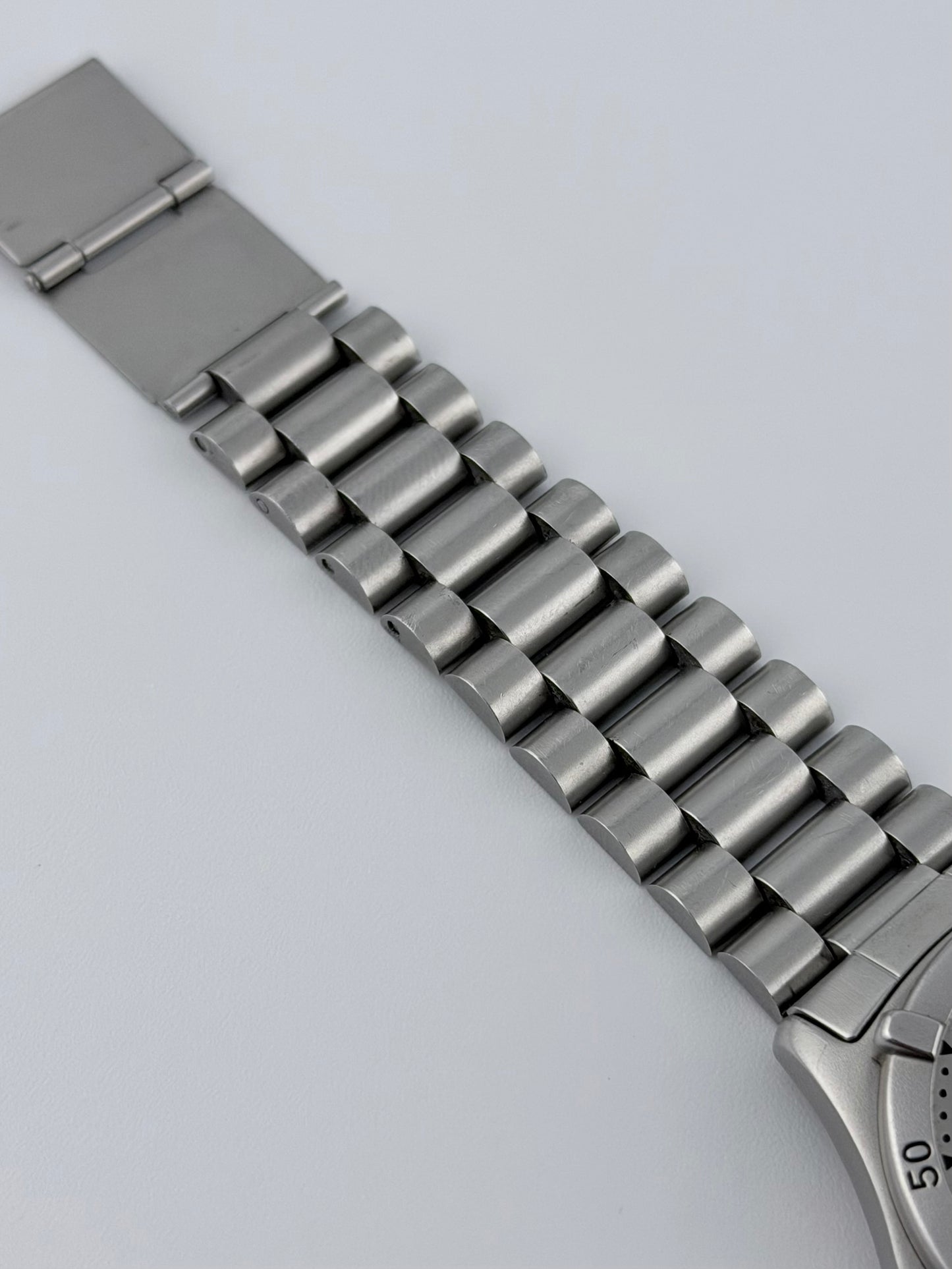 Tag Heuer Professional 2000 Quartz Date - 962.213