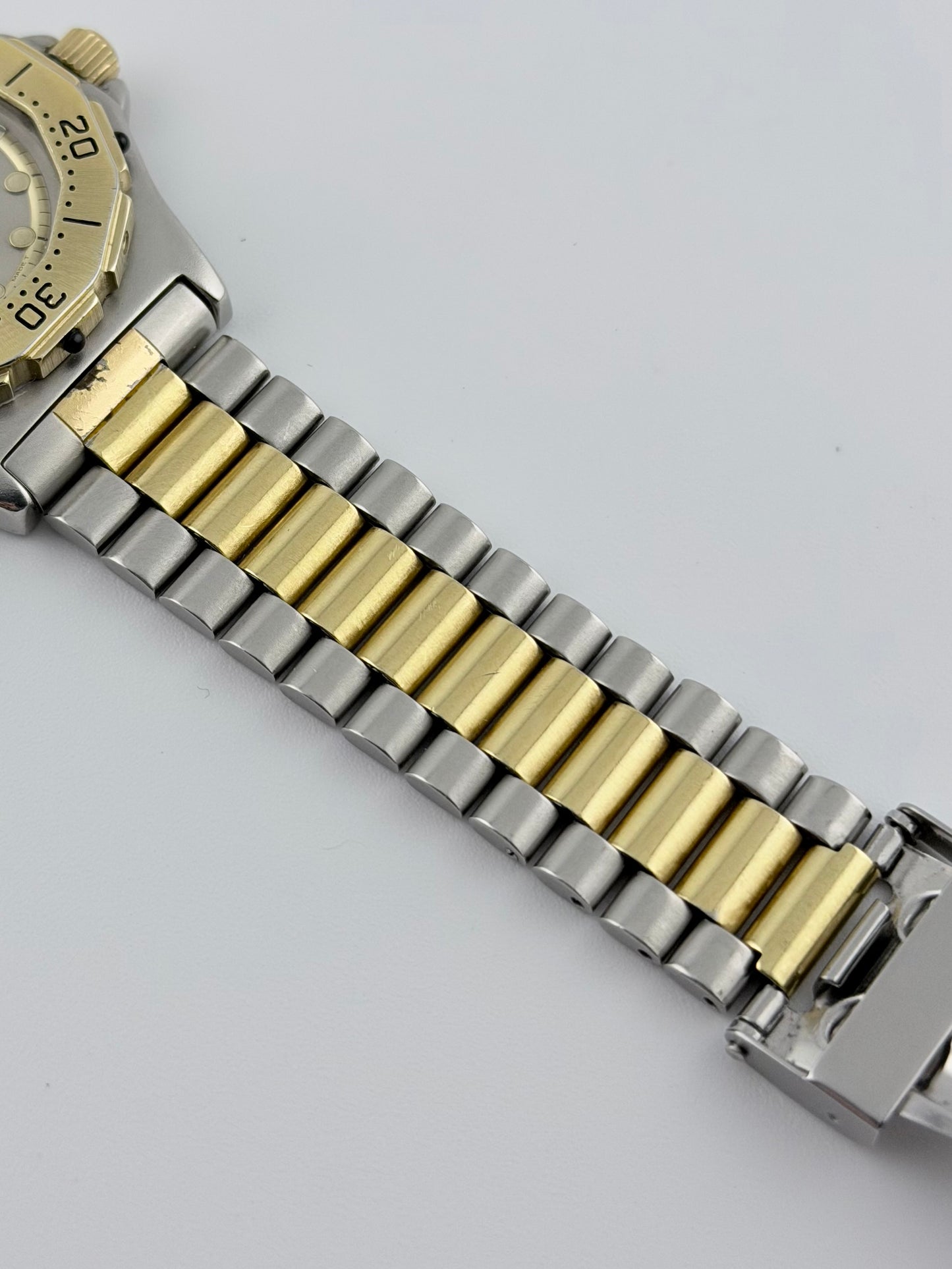 Tag Heuer Professional 3000 Quartz Date - 934.213