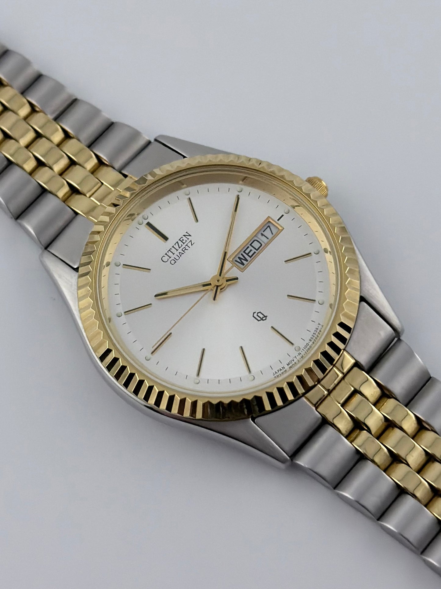 Citizen CQ Quartz Day-Date - 1102 R30258