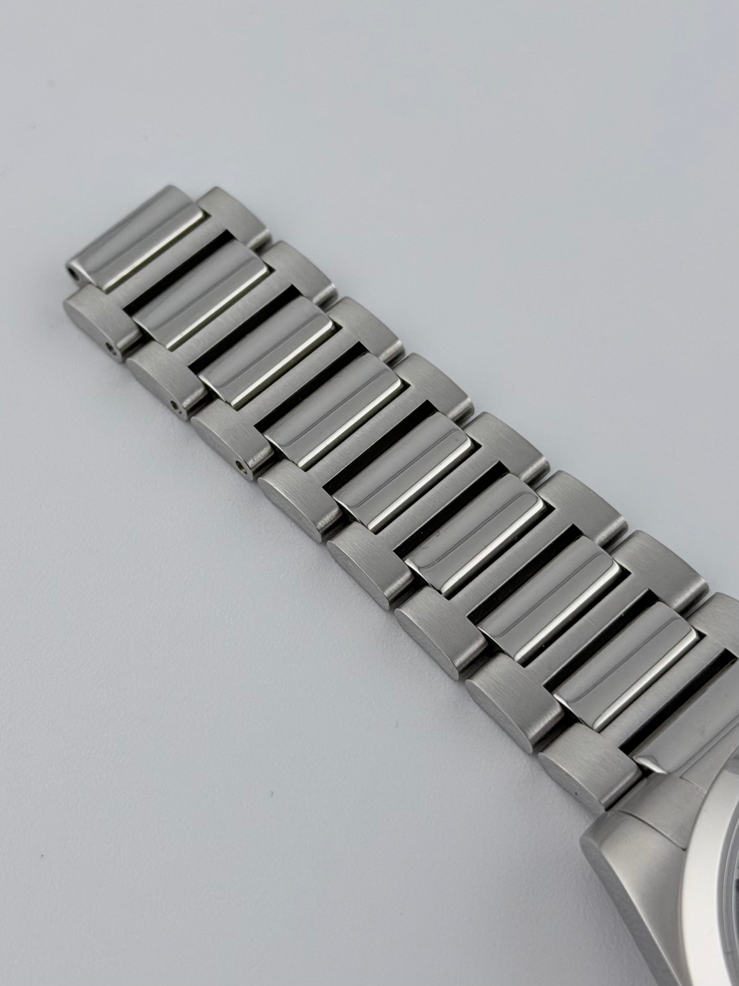 Longines Conquest Automatic Date L3.720.4 - Green Sunburst Dial
