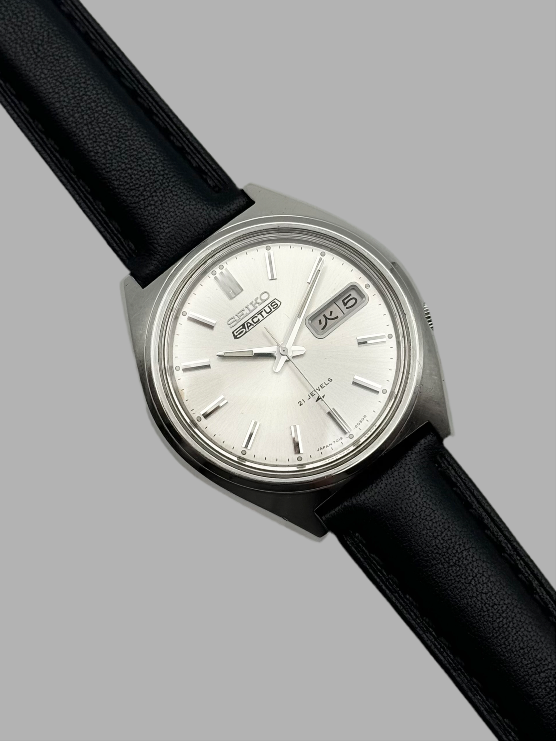 【美品】SEIKO 5 ACTUS 7019-8010 Seiko 5 Actus Japanese Day-Date 7019-8010 – The Wrist Watcher