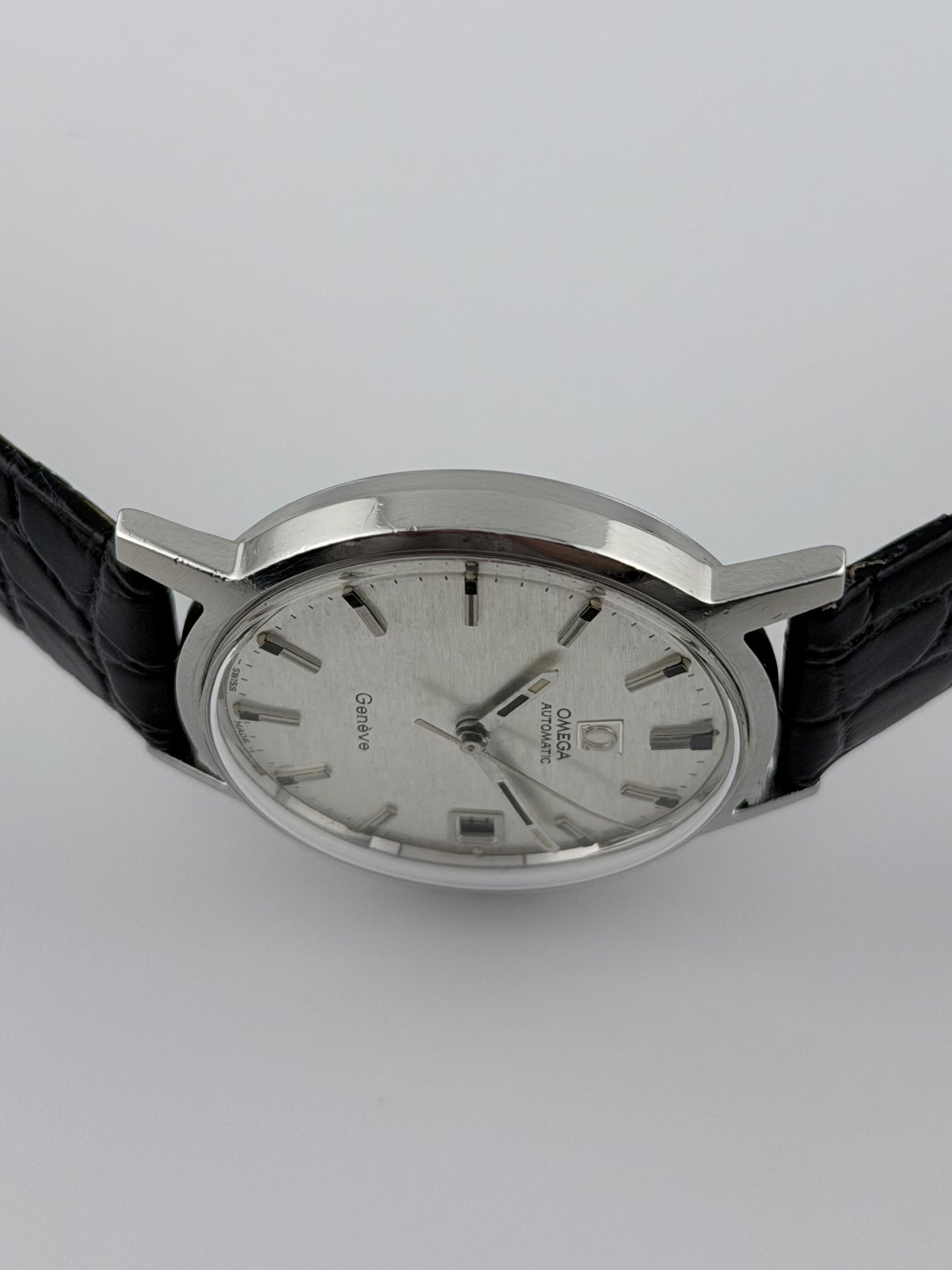 Omega Geneve Automatic Date 166.070 - Rare Shantung Dial