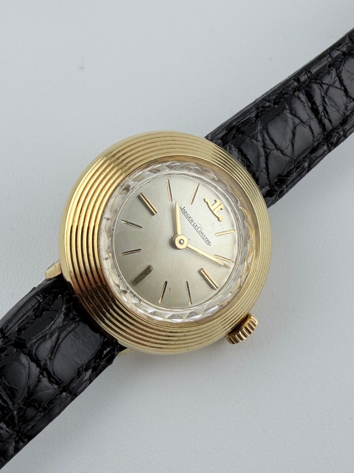 Jaeger LeCoultre Manual Wind 18kt Gold - Rare Decorated Disco Volante - Ladies
