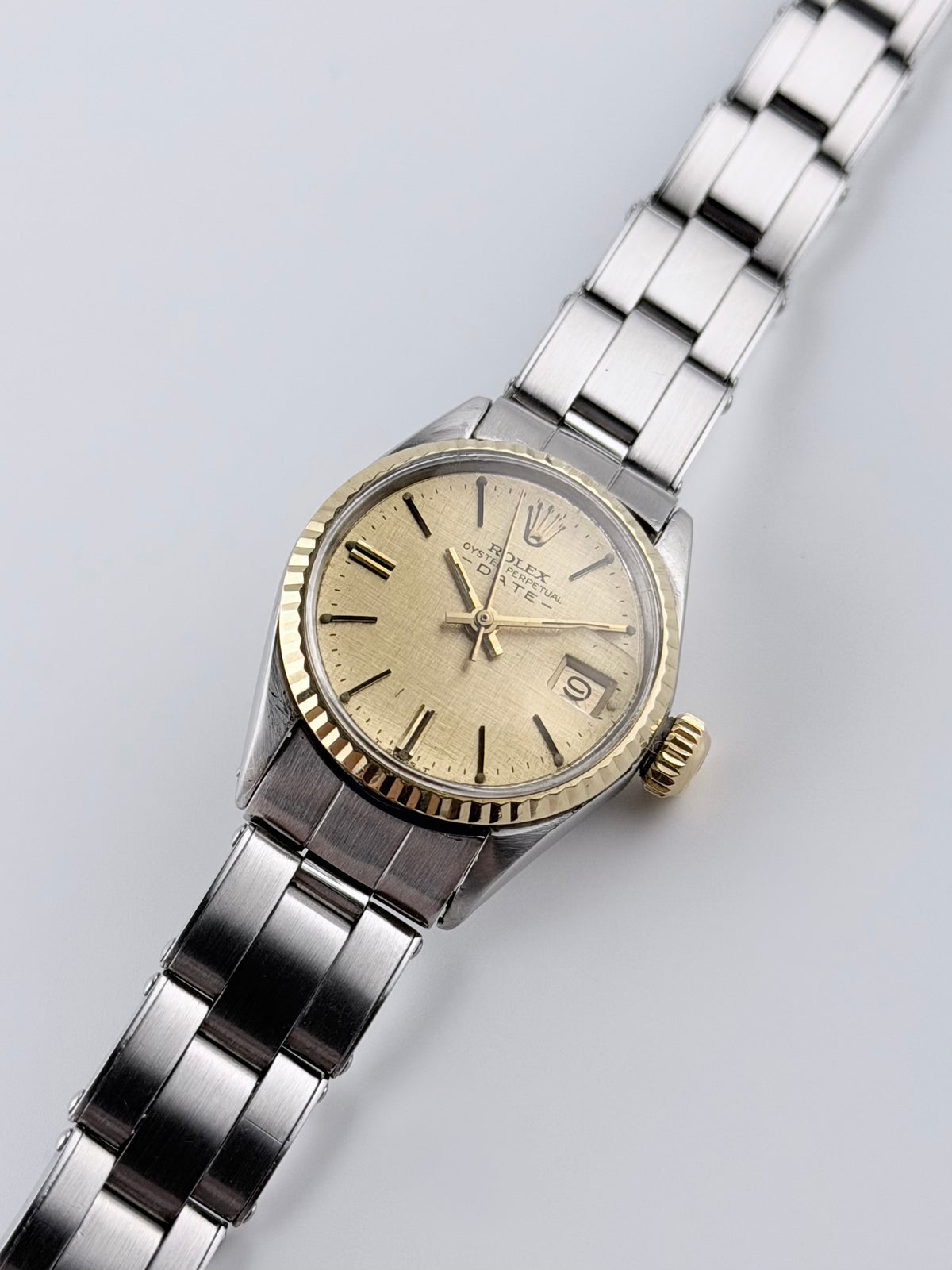 Rolex Oyster Perpetual Date Automatic – Ladies – 6517 – Linen Dial – Special Bracelet – 18ct Bezel – With Box
