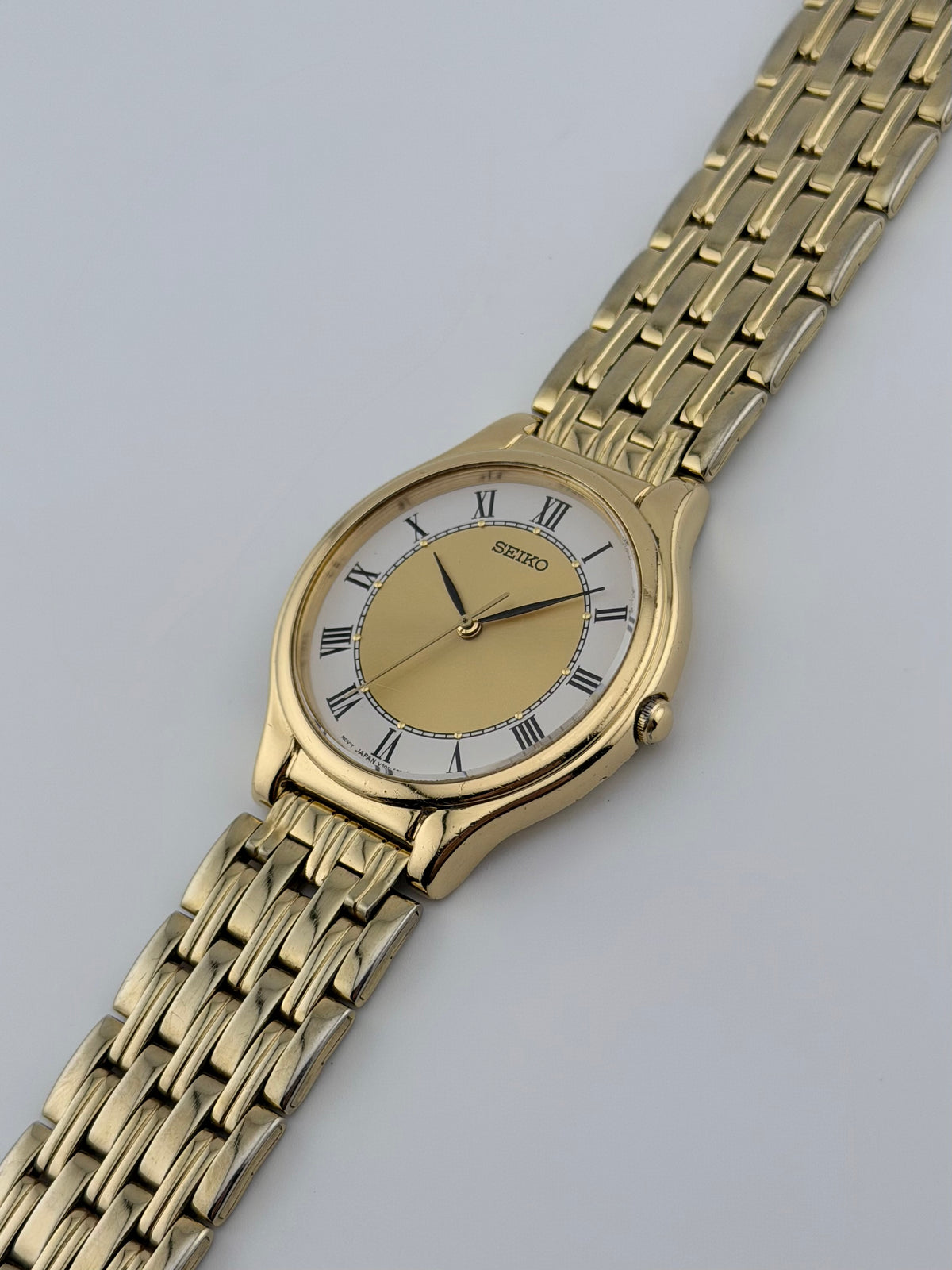 Seiko Quartz V701-1Y70