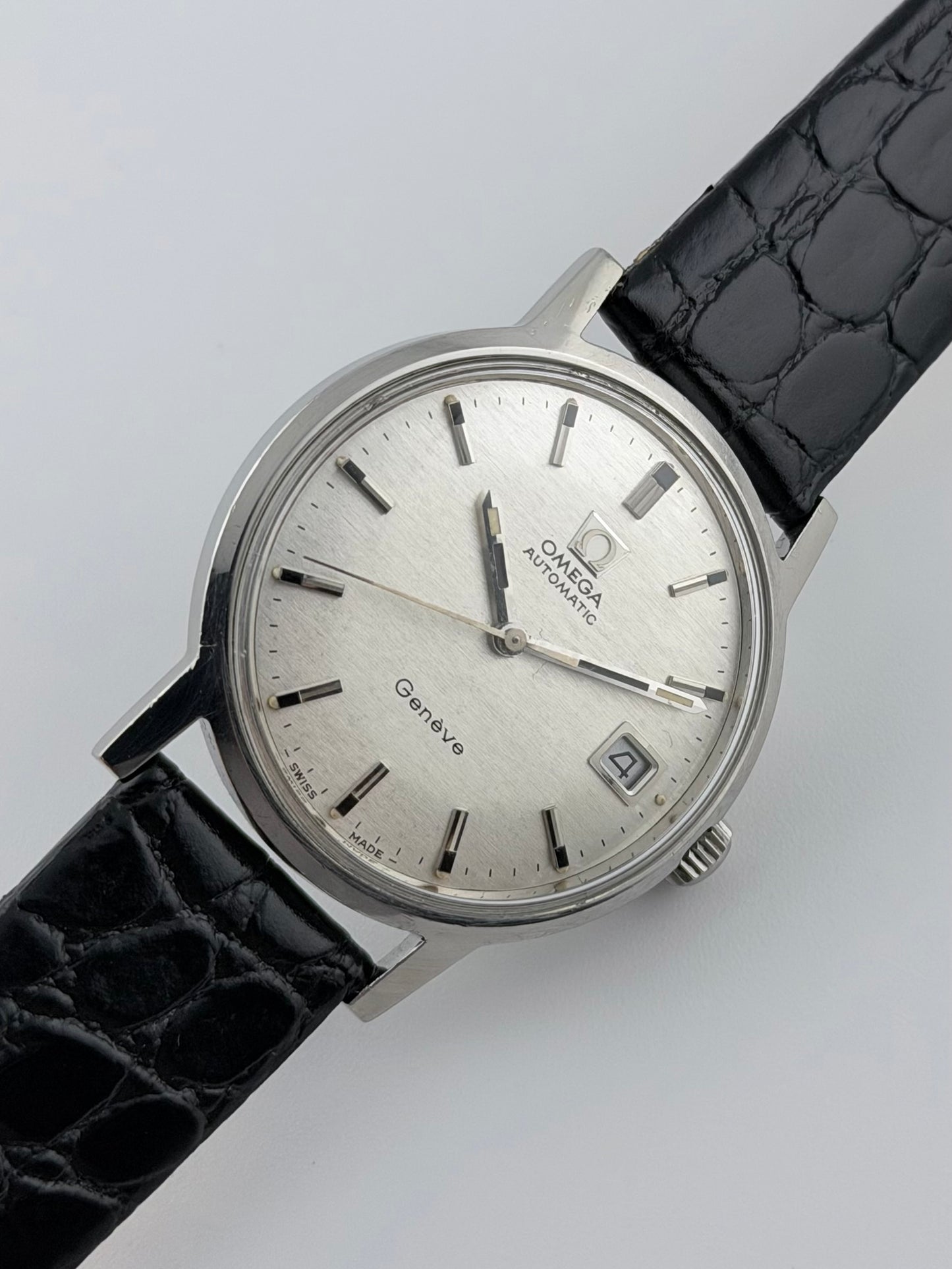 Omega Geneve Automatic Date 166.070 - Rare Shantung Dial