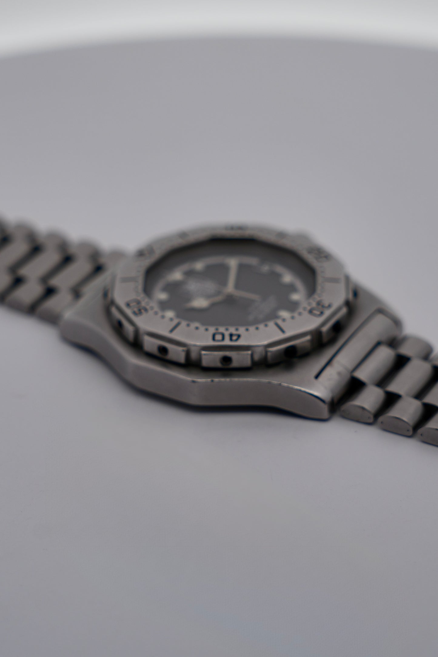 TAG Heuer Professional 3000 Quartz Date - 932.213