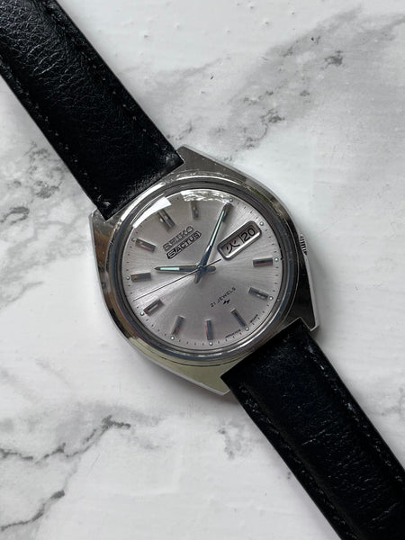 Seiko Clocks Orologio Da Parete Analogico Modello QXA817S - Forma Rotonda, Quadrante Argento, Plastica, Design Classico