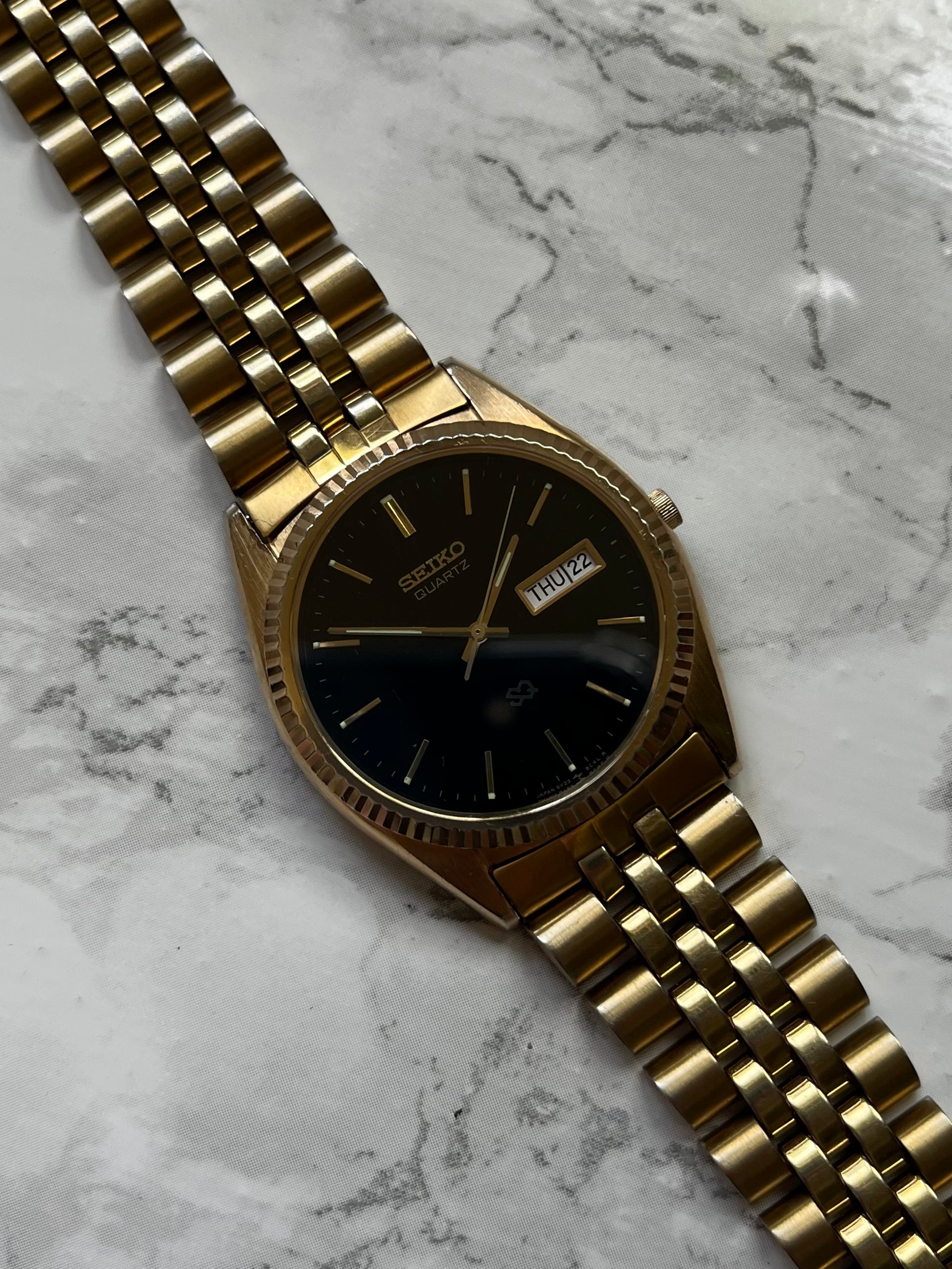 Quartz day date discount